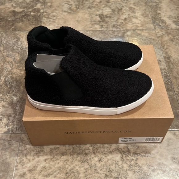 Coconuts by Matisse Shoes - Coconuts- Harlan Black Teddy 7.5 (NEVER WORN)